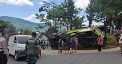 Bus Rombongan Wisatawan Terguling di Purbalingga, 8 Orang Terluka