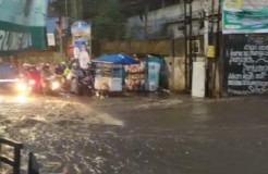 Penampakan Jalan di Cimahi Berubah Jadi Sungai saat Hujan Deras