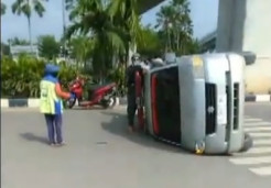 Viral! Ambulans Terbalik, Jenazah Terpaksa Diangkut Truk ke Pemakaman