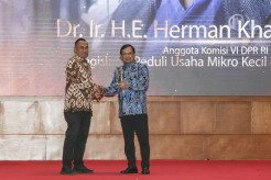 KWP Award 2023 Anugerahkan Herman Khaeron sebagai Legislator Peduli UMKM
