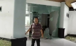 2 Oknum Anggota DPRD Maluku Tengah Ngamuk Rusak Fasilitas Kantor Gegara THR Belum Cair
