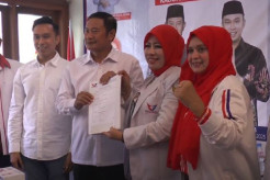 Pilkada Lamongan, Partai Perindo Serahkan Rekomendasi ke Yuhronur - Dirham