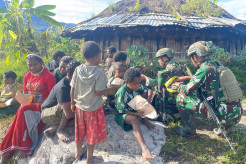 Warga Wuloni Gembira Sambut Komsos Satgas Yonif Raider 323 Kostrad