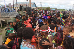 HUT ke-79 TNI, Satgas Yonif 503 Bagikan 1.000 Paket Sembako untuk Warga Kenyam
