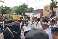 Ribuan Guru Honorer di Indramayu Demo Minta Diangkat Jadi PPPK