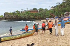 13 Siswa SMP 7 Mojokerto Terseret Ombak di Pantai Drini, 4 Masih Belum Ditemukan