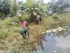 TNI dan Masyarakat Gotong Royong Membersihkan Embung di Desa Talusi