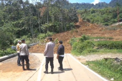 Jalan Utama Puncak Dua Tertutup Longsor, Pengendara Diminta Cari Jalan Alternatif
