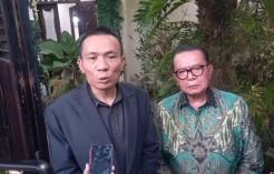 Rismon Sianipar Bawa Ulos dan Makanan saat Sowan ke Rumah Jokowi untuk Minta Maaf