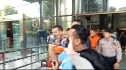 Wamen Imipas Silmy Karim Kenakan Rompi Oranye dan Diborgol