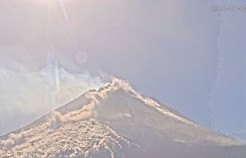 Gunung Merapi Luncurkan Awan Panas Guguran Sejauh 2.000 Meter
