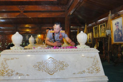 Usai Ziarah ke Makam Soekarno dan Gus Dur, Kapolri Tabur Bunga di Makam Soeharto