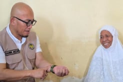 Sampaikan Amanah Prabowo, Wamenhaj Salurkan Bantuan untuk Jemaah Haji asal Aceh yang Terlilit Utang