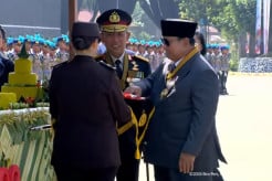 HUT ke-80 Bhayangkara, Prabowo Potong Tumpeng dan Serahkan ke Kapolri