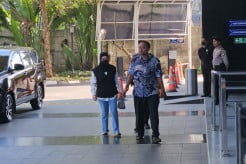 Bupati Sukoharjo Etik Suryani Jalan Sempoyongan di KPK usai Terjaring OTT