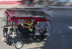 Listrik Padam Berhari-hari, Becak Tenaga Surya Jadi Penyelamat dari Krisis Energi