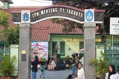 Hari Pertama Sekolah, Orang Tua Murid Setia Dampingi Anak di SDN Menteng 01