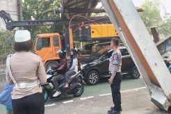 Truk Crane Tabrak JPO di Tendean, Lalu Lintas Menuju Blok M Macet Parah