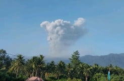 Gunung Dukono Erupsi, Luncurkan Abu Vulkanik Setinggi 2.300 Meter