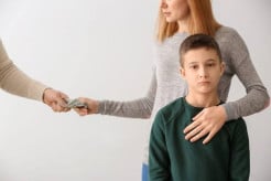 Nafkah Anak Setelah Perceraian: Berapa Besar yang Wajib Diberikan Ayah?