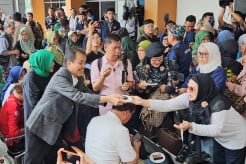 Jelang Putusan Praperadilan, Roy Suryo Dapat Kejutan Ulang Tahun dari Pendukung di PN Jaksel