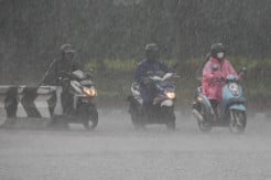Hujan Deras Guyur Bogor saat Kemarau, BMKG: Dipicu Gangguan Atmosfer Regional