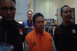 Penampakan Bupati Lombok Barat Lalu Ahmad Zaini Pakai Rompi Oranye KPK