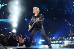 Jon Bon Jovi Mendadak Hentikan Konser, Ternyata Ini Penyebabnya!