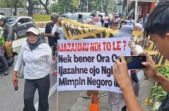 Demo Kantor Setwapres, Emak-emak Tuntut Gibran Tunjukkan Ijazah SMA
