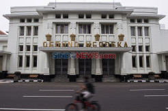Jelang PSBB, Suasana Sepi Terlihat di Alun-alun Bandung