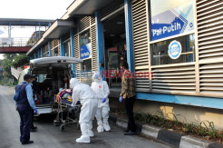 Tim Medis Jemput Penumpang Transjakarta yang Pingsan di Halte Pal Putih