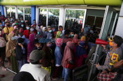 Warga Serbu Sembako Murah di Lumbung Pangan Jatim Expo