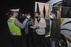 Polisi Dapati 3 TKI Saat Penyekatan Pemudik di Tol Jakarta-Cikampek