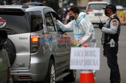Petugas Gabungan Lakukan Pengawasan Pelaksanaan PSBB di Bekasi