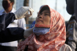 Penumpang KRL Jalani Tes Swab Covid-19 di Stasiun Bekasi