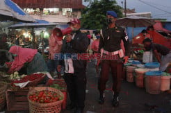 Polisi Militer Gelar Razia Masker di Pasar Karanganyu Semarang