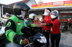 Alfamart Bagikan Makanan Buka Puasa Untuk Ojol dan Sopir Angkot