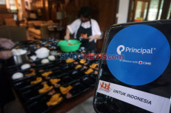 Principal Donasikan Paket Makanan Untuk Tenaga Medis