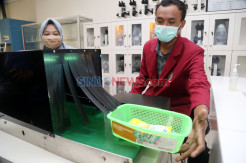 Mahasiswa UM Surabaya Desain Alat Sterilisasi Belanjaan