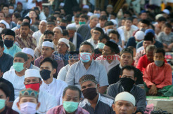 Warga Melaksanakan Salat Ied di Masjid Qoirol Biqo Sunter