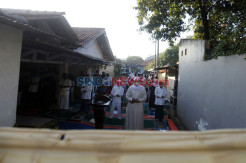 Meski di Dalam Gang, Warga Tetap Menggelar Salat Idul Fitri