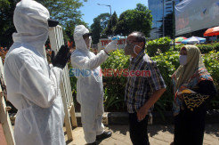 Pemeriksaan Suhu Tubuh Peziarah di TPU Karet Bivak
