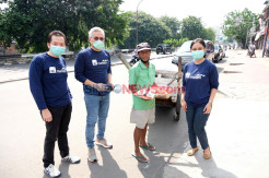AXA Mandiri Bagikan Paket Sembako ke Masyarakat Terdampak Covid-19