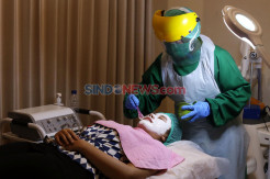 Beri Rasa Aman Pasien, Terapis Klinik Kecantikan Kenakan APD