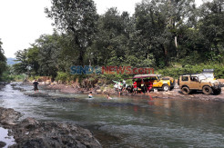 Menikmati Kopi di Pinggir Kali, Melepas Rindu di Masa Transisi
