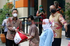 Mensos Serahkan Bantuan Kepada Penerima Manfaat Temporary Shelter