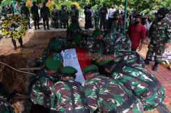 Suasana Haru Iringi Pemakaman Lettu Vira Yudha di Semarang