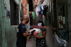 Wabah Covid-19, Warga Miskin di Sao Paulo Brasil Terima Bantuan Sembako