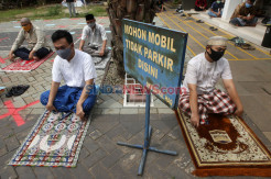 Ikuti Protokol Kesehatan, Warga Bekasi Laksanakan Salat Jumat