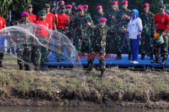 Dankormar Panen Ikan Patin di Markas Brigif 2 Marinir